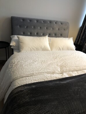 4 bedrooms, iron/ironing board, WiFi, bed sheets - Woking town (Woking)