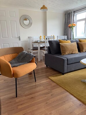 TV, fireplace - Woking town (Woking)