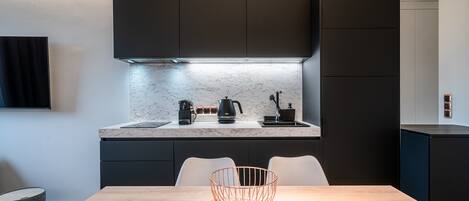 Estudio Deluxe | Cocina básica privada | Frigorífico, microondas, placa de cocina y lavavajillas