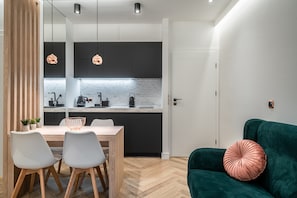 Design Studio | Private kitchenette | Fridge, microwave, stovetop, dishwasher - RentPlanet - Apartamenty Jagiełły (Wroclaw)