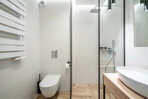Deluxe Studio | Bathroom | Shower, hair dryer, towels, soap - RentPlanet - Apartamenty Jagiełły (Wroclaw)