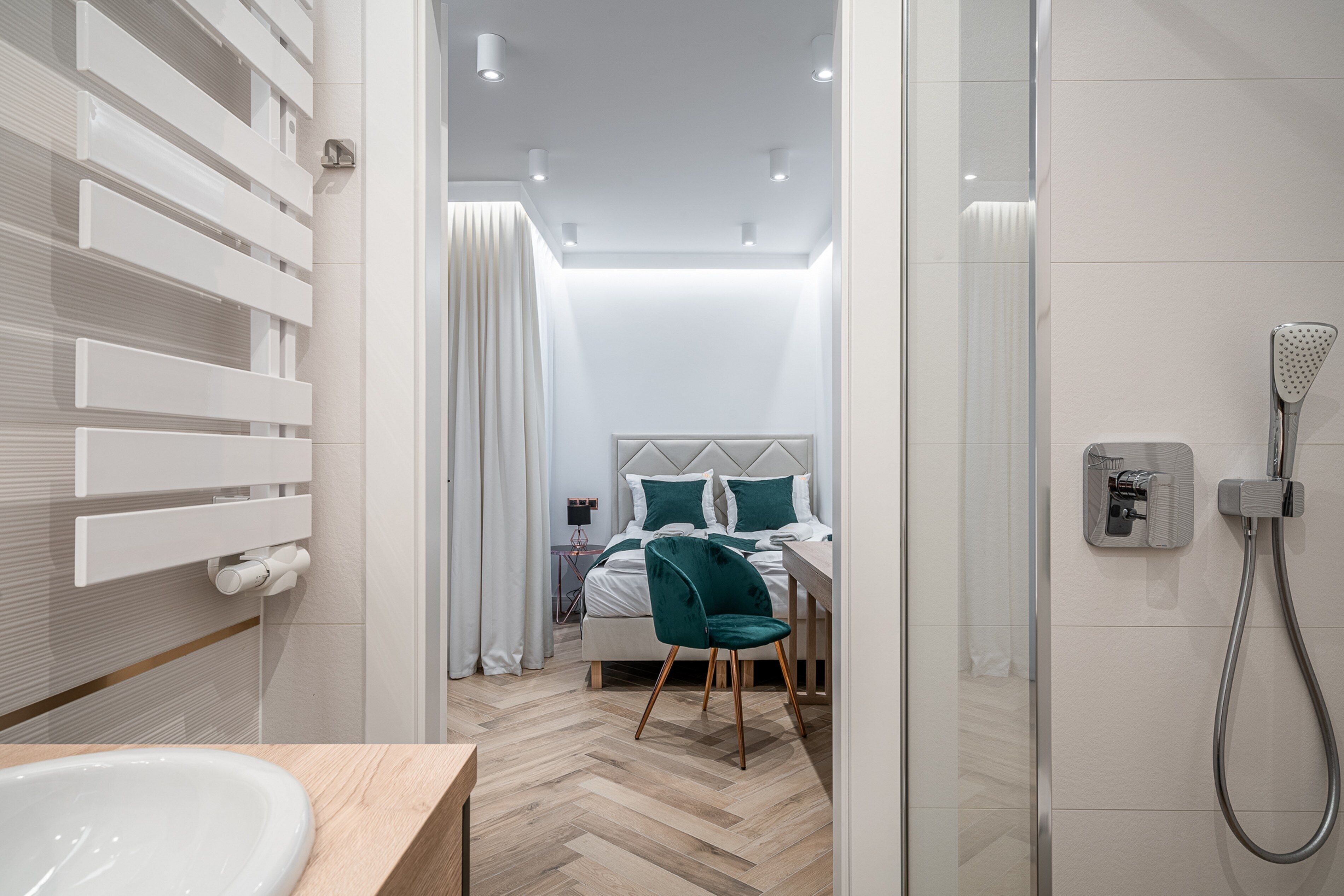 Design-studiolejlighed | Badeværelse | Bruser, hårtørrer, håndklæder, Sæbe