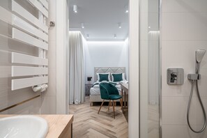 Estúdio design | Banheiro | Chuveiro, secador de cabelo, toalhas de banho, sabonete
