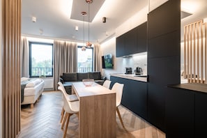 Deluxe Studio | Private kitchenette | Fridge, microwave, stovetop, dishwasher - RentPlanet - Apartamenty Jagiełły (Wroclaw)