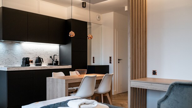 Une chambre d’hôtel moderne équipée d’un lit, d’un bureau et d’un coin repas.