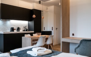 Deluxe Studio | Private kitchenette | Fridge, microwave, stovetop, dishwasher - RentPlanet - Apartamenty Jagiełły (Wroclaw)