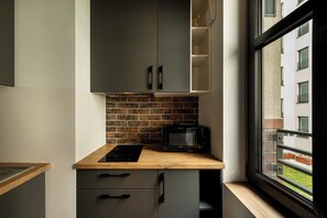 Studio | Private kitchen | Fridge, microwave, stovetop, dishwasher - RentPlanet - Apartamenty Jagiełły (Wroclaw)