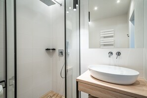 Estudio Deluxe | Regadera en el baño
