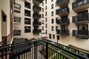 Studio | Balcony view - RentPlanet - Apartamenty Jagiełły (Wroclaw)