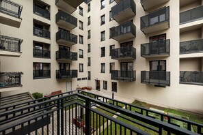 Studio | Balcony view - RentPlanet - Apartamenty Jagiełły (Wroclaw)