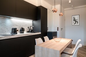 Studio Deluxe | Cuisinette privée | Réfrigérateur, four à micro-ondes, surface de cuisson, lave-vaisselle