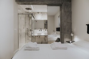 2 dormitorios, tabla de planchar con plancha, wifi gratis y ropa de cama