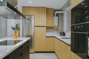 Kühlschrank, Mikrowelle, Ofen, Herdplatte