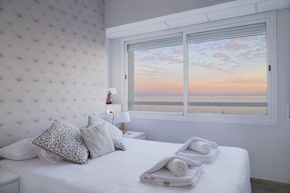 Tabla de planchar con plancha, wifi gratis y ropa de cama