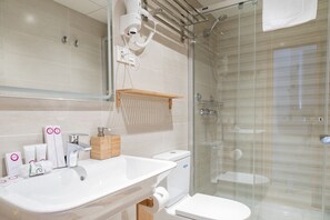 Douche, sèche-cheveux, serviettes fournies