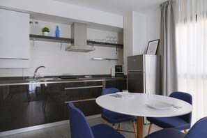 Réfrigérateur, four à micro-ondes, cafetière-théière, grille-pain