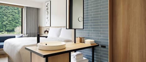 Standard Room, 1 King Bed, Non Smoking | Bathroom | Shower, rainfall showerhead, free toiletries, hair dryer