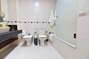 Badewanne, Haartrockner, Handtücher