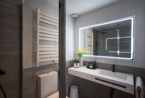 Douche, sèche-cheveux, serviettes fournies