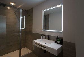 Dusche, Haartrockner, Handtücher