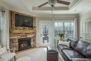 Televisión y chimenea