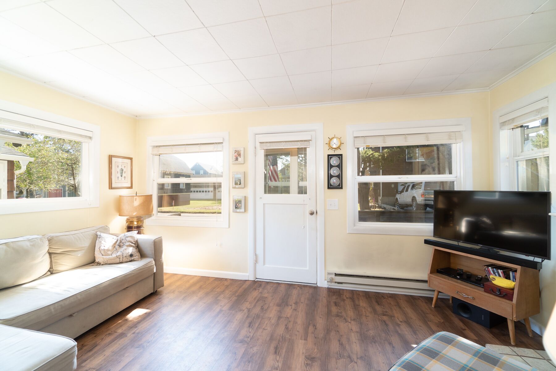 Cozy Romantic Pet Friendly Beach Cottage, Easy Access to Beach and the Promenade