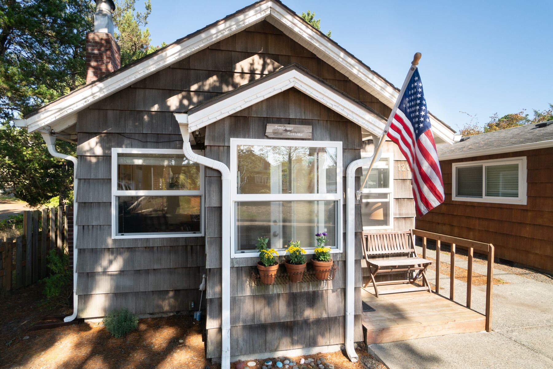 Cozy Romantic Pet Friendly Beach Cottage, Easy Access to Beach and the Promenade