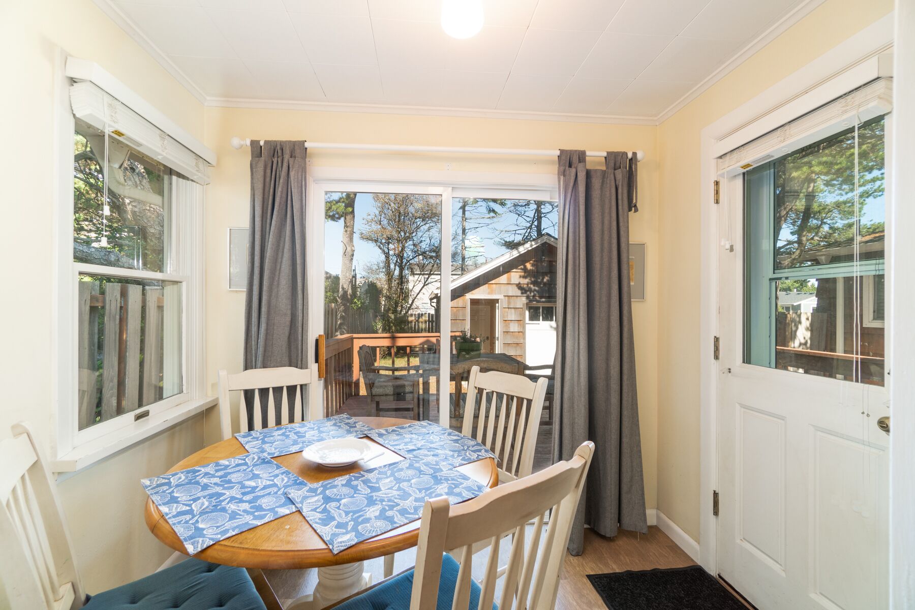 Cozy Romantic Pet Friendly Beach Cottage, Easy Access to Beach and the Promenade