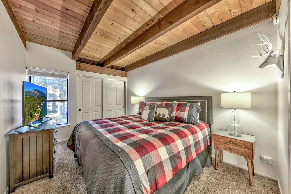 Beautifully Remodeled With Easy Access To Pools, Lake, And Beach - Lac Tahoe