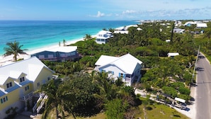 Una zona residencial costera con casas, una playa y una vista despejada del océano.