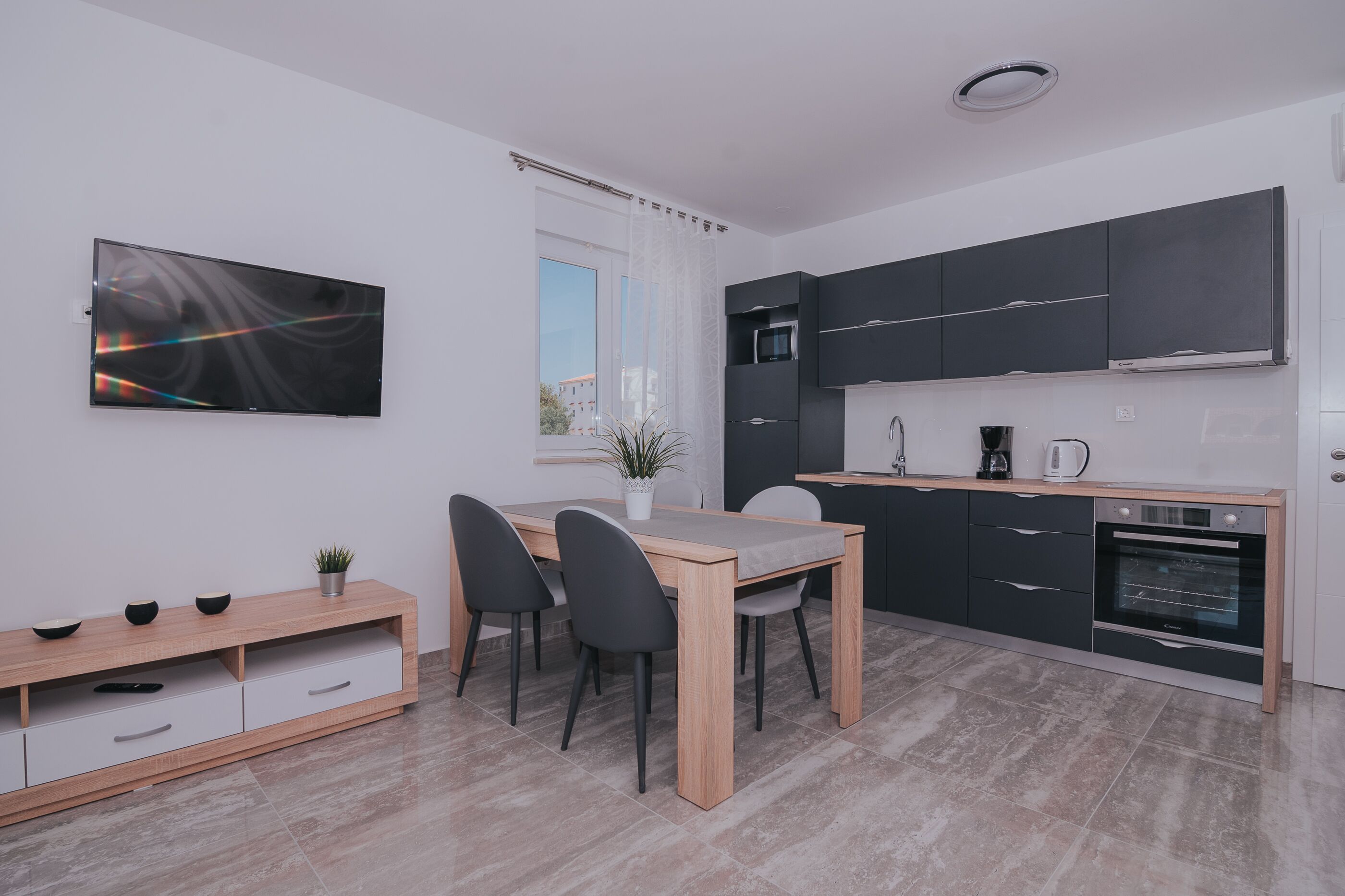Frigorifero, microonde, forno, piano cottura