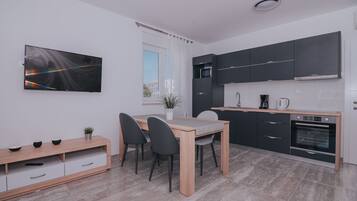 Frigorifero, microonde, forno, piano cottura