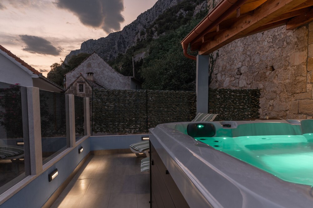 Stone house Dario with Finnish sauna and an outdoor hot tub
