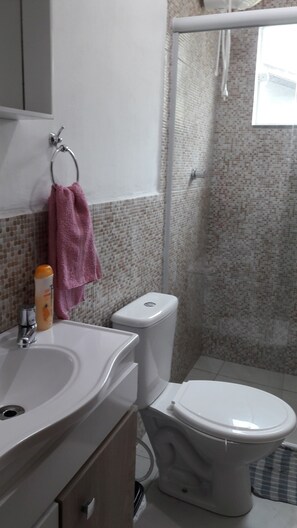 Chuveiro, produtos de toalete grátis, secador de cabelo 