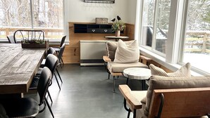 Un intérieur moderne comprenant un coin repas, un espace salon et une cuisine.