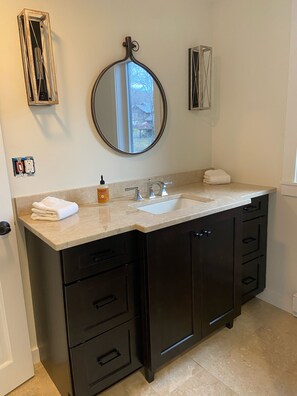 Bathtub, hair dryer, towels, soap - New - Closest House to Hermitage Clubhouse - 5 min walk to Hermitage Inn (Wilmington)