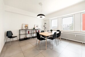 Apartment | Essbereich im Zimmer