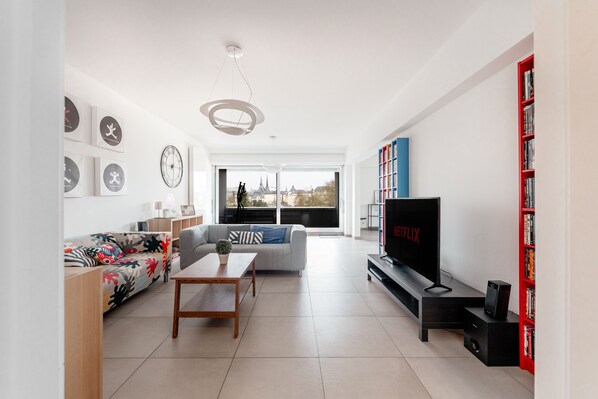 อพาร์ทเมนท์ | บริเวณนั่งเล่น | สมาร์ททีวี 42 นิ้ว พร้อมช่องดิจิตอล, ทีวี