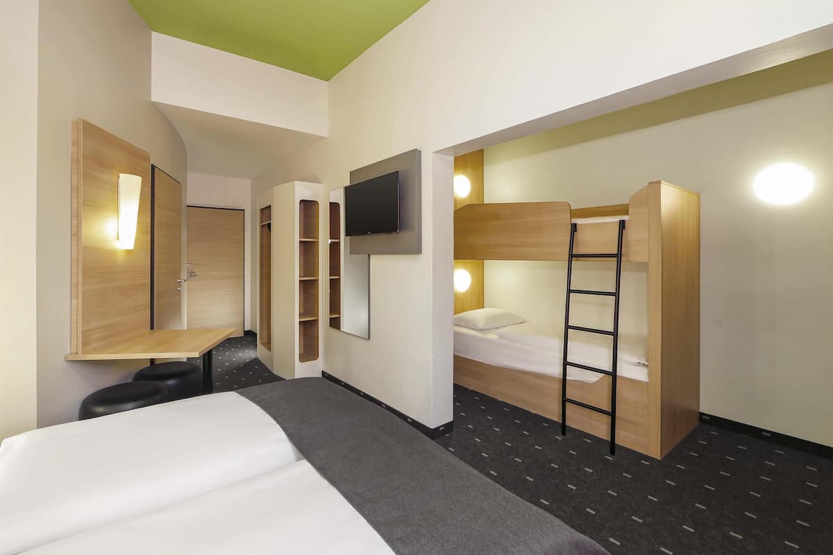 Quadruple Room | 1 bedroom, desk, soundproofing, free WiFi