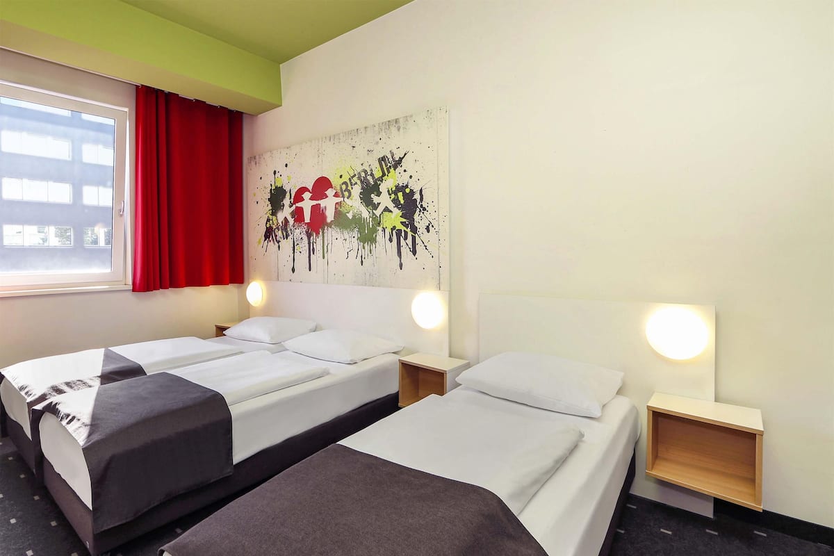 Chambre Triple | Bureau, chambres insonorisées, Wi-Fi gratuit, draps fournis