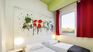 Desk, soundproofing, free WiFi, bed sheets