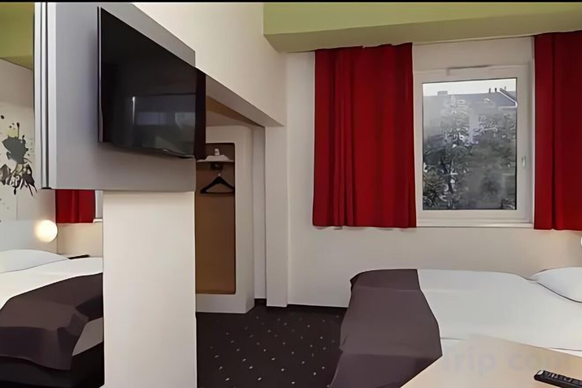 Een bureau, geluiddichte muren, gratis wifi, beddengoed