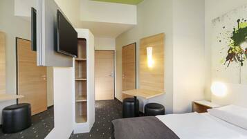 Desk, soundproofing, free WiFi, bed sheets