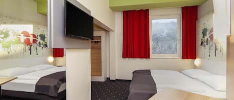 Escritorio, sistema de insonorización, wifi gratis y ropa de cama