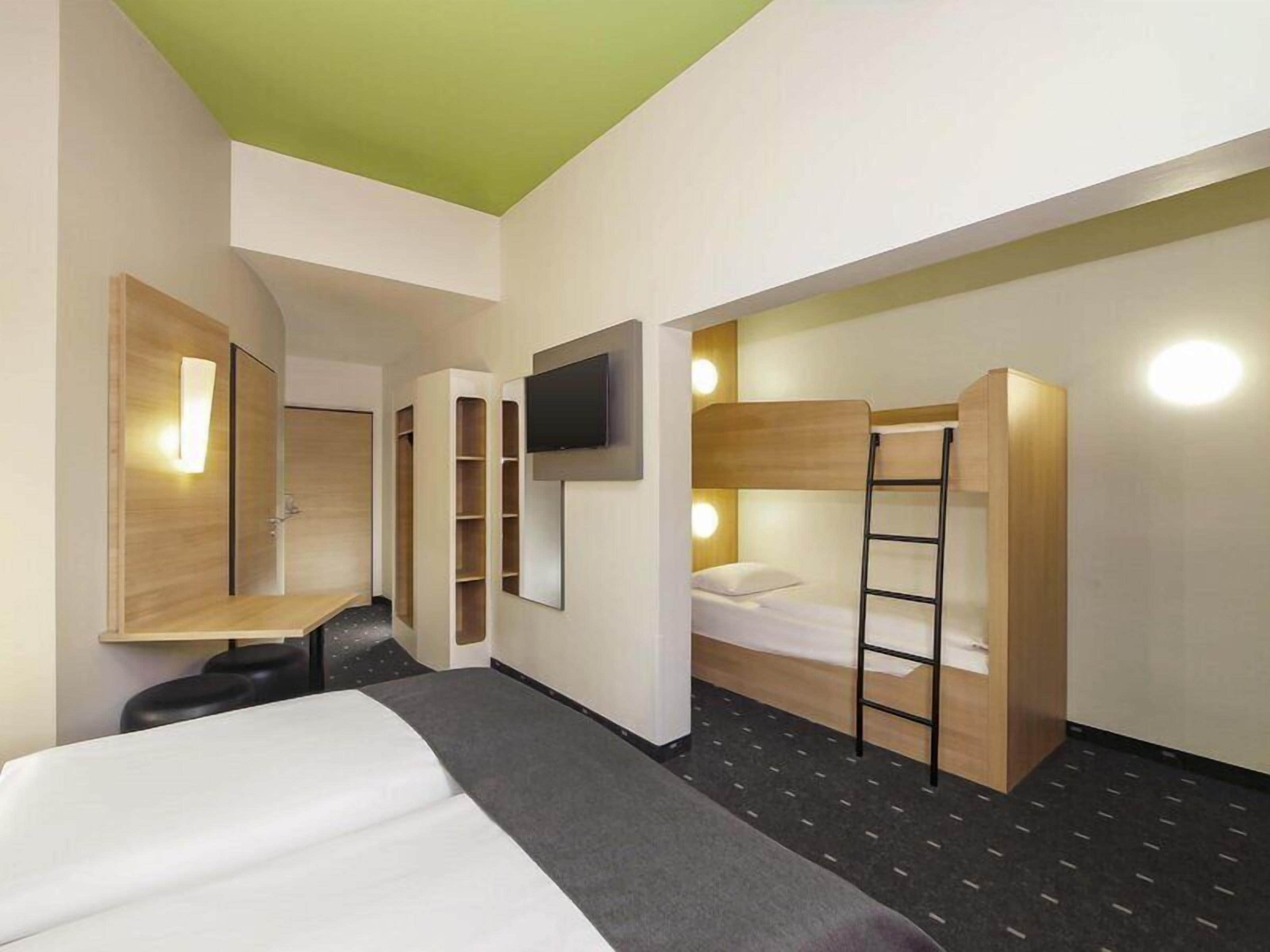 Quadruple Room | Desk, soundproofing, free WiFi, bed sheets