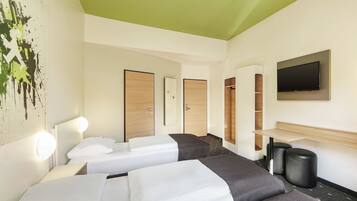 Dreibettzimmer | Schreibtisch, schallisolierte Zimmer, kostenloses WLAN, Bettwäsche