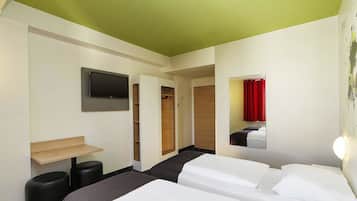 Desk, soundproofing, free WiFi, bed sheets