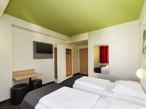 Desk, soundproofing, free WiFi, bed sheets