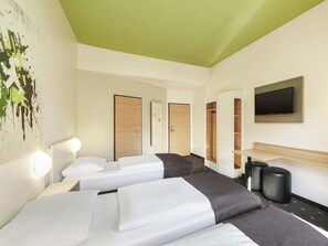 Escritorio, sistema de insonorización, wifi gratis y ropa de cama