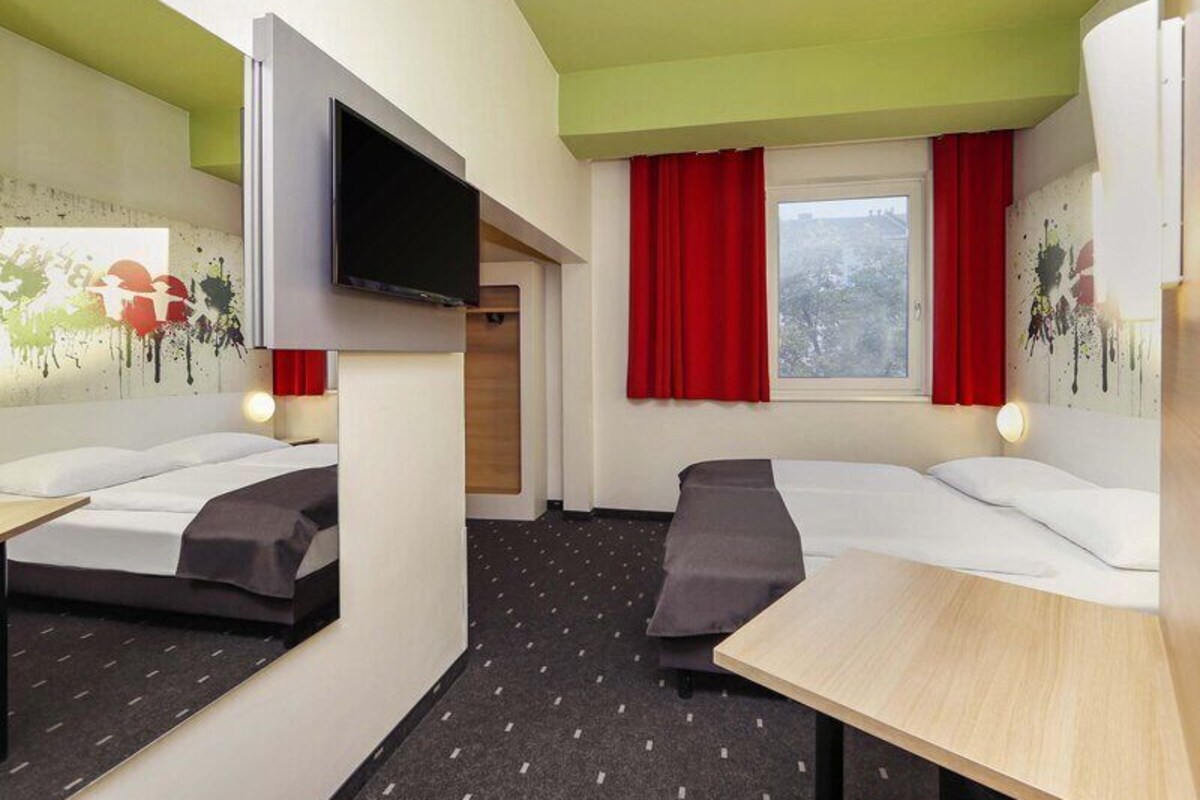 Vierpersoonskamer | Een bureau, geluiddichte muren, gratis wifi, beddengoed